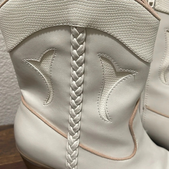 Universal Thread Cream Beige Western Rodeo Cowboy Cowgirl Pointy Boots Booties 6 - Picture 3 of 16